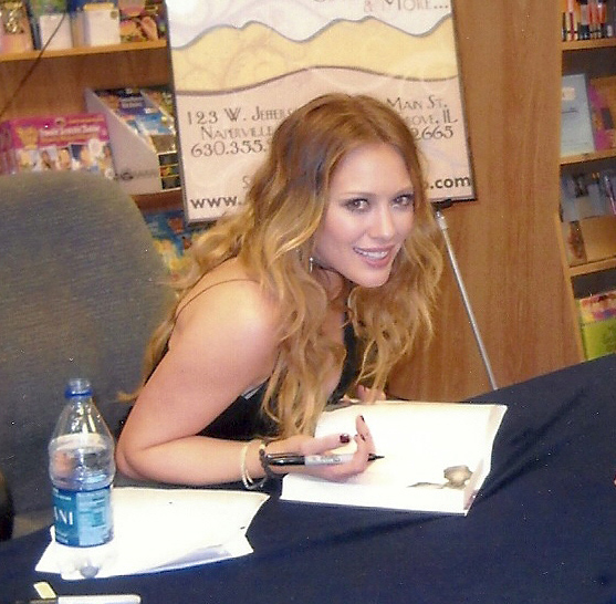 Файл:Hilary Duff @ Book Signing.jpg