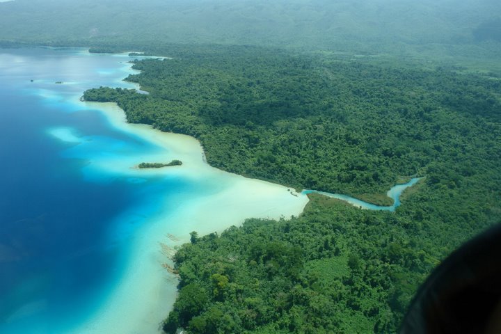 File:Laguna Miramar en la Selva Lacandona.jpg