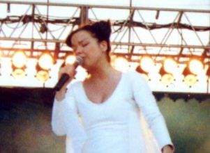 Файл:Björk ruisrockissa 1998.jpg