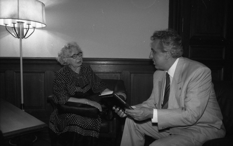 File:Bundesarchiv Bild 183-1989-0920-032, Miep Gies, Begegnung mit Egon Krenz.jpg