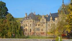 File:Schloss Lieser Strassenfront.JPG