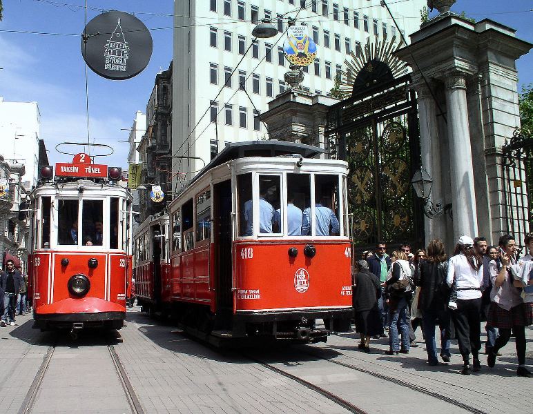 File:Türkiye İstanbul nostalji iki tramvay karşılaşması.jpg