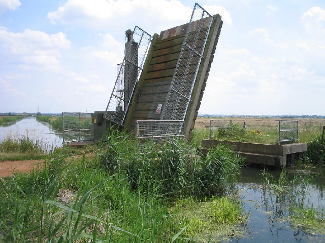 File:Drawbridge over Burwell Lode - geograph.org.uk - 29704.jpg