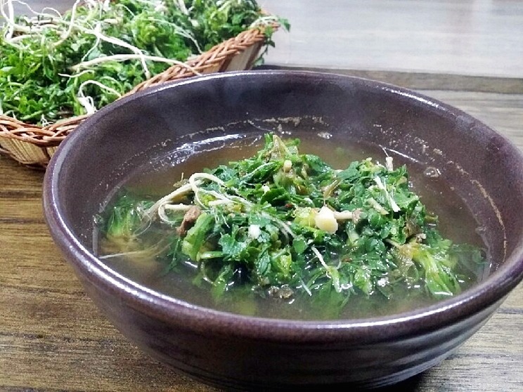 File:Naengi-doenjang-guk.jpg