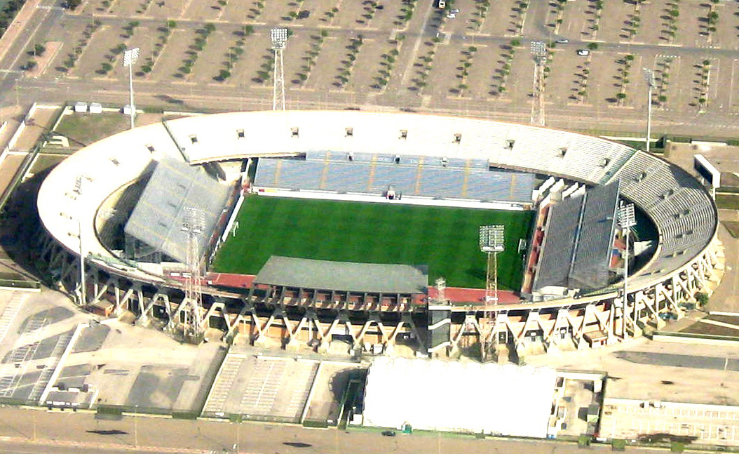 Stadio_Sant'Elia_-Cagliari_-Italy-23Oct2008_crop