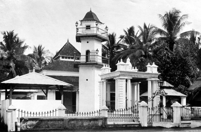 File:COLLECTIE TROPENMUSEUM Moskee bij Makassar TMnr 10016527.jpg