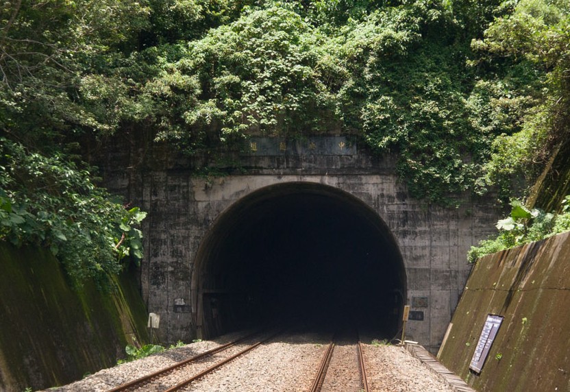 往屏東方向看去中央隧道東口