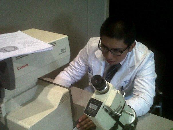 File:Salvador Studying the Eye with a Refractometer..jpg