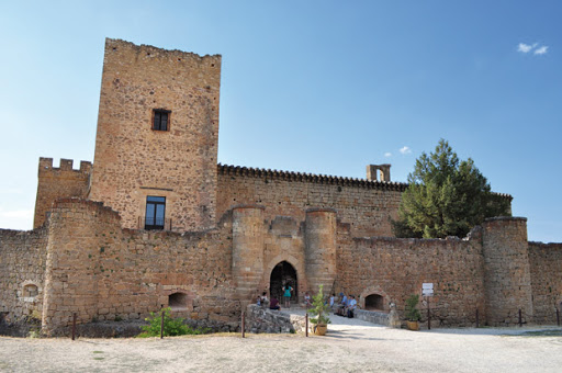 Archivo:Vista de la fachada principal del castillo de Pedraza.jpg