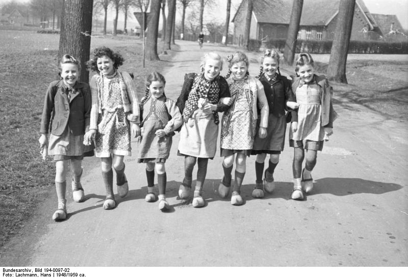 File:Bundesarchiv Bild 194-0097-02, Holtwick, Mädchen auf dem Schulweg.jpg