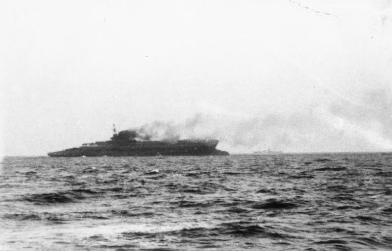 Archivo:HMS Courageous sinking.jpg