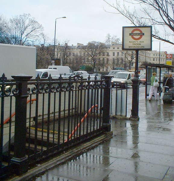 Файл:Regents Park tube station.jpg