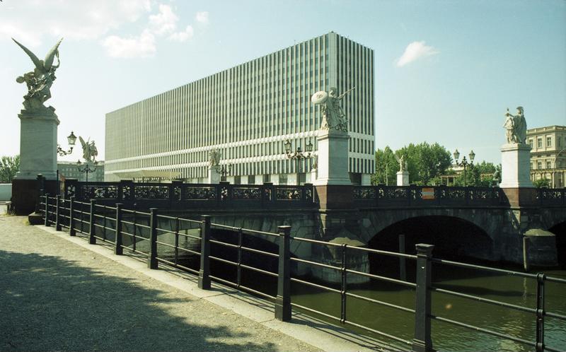 Файл:Bundesarchiv B 145 Bild-F088837-0015, Berlin, Schloßbrücke.jpg