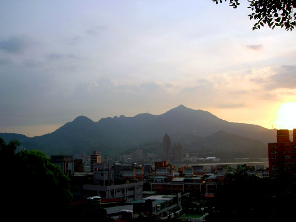 File:Kuan-In-Mountain-Taipei.jpg