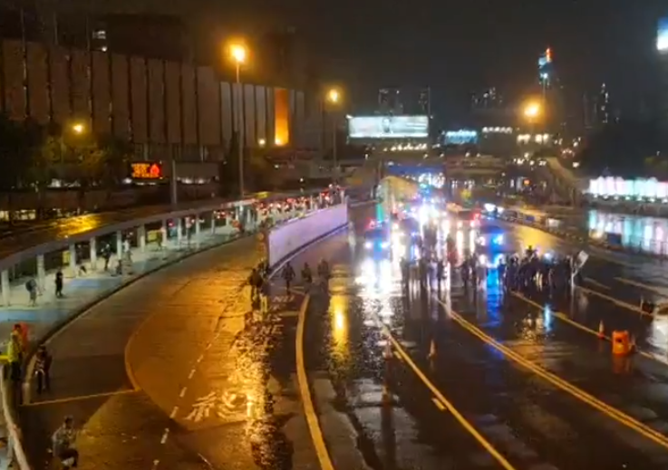 File:Police clean Cross Harbour Tunnel Roadblock 20190825.png