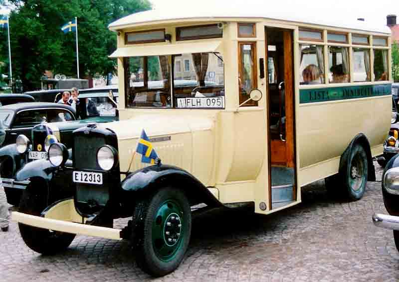 File:Bedford WLG Omnibuss 1932.jpg