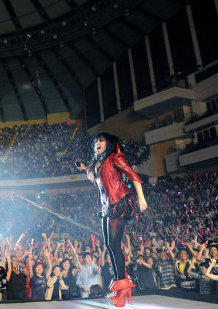 File:A-Mei World Tour in Taipei Arena 20100319 (cropped).jpg