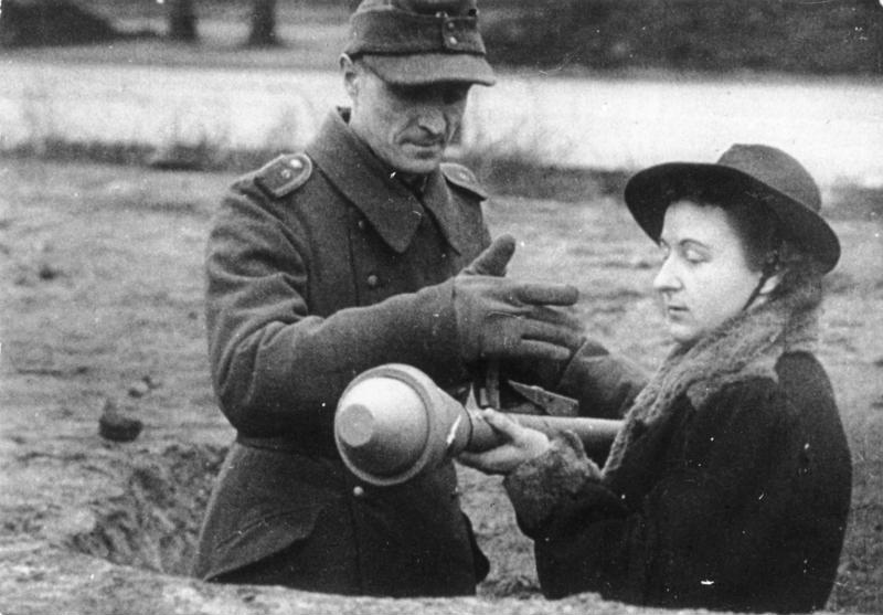 Файл:Bundesarchiv Bild 146-1973-001-30, Volkssturm, Frau mit Panzerfaust.jpg