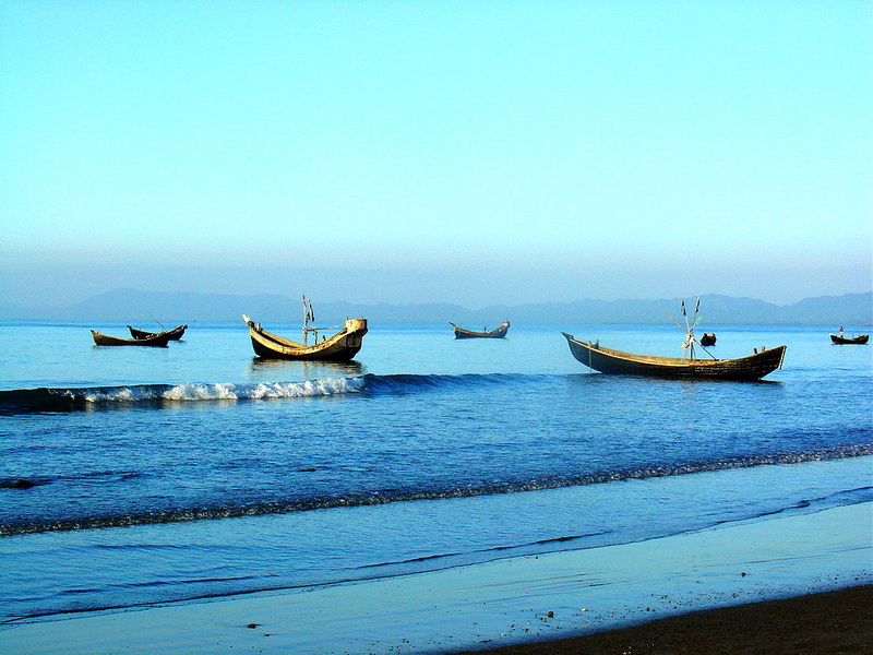 File:Boats at Saint Martin's Island.jpg