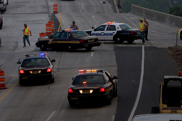 Archivo:I-35W-collapse-police-Minneapolis-20070801.jpg