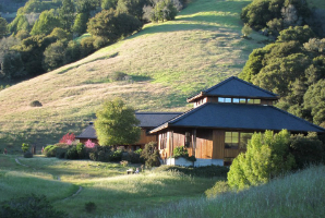 Файл:Retreat Meditation Hall at Spirit Rock.jpg