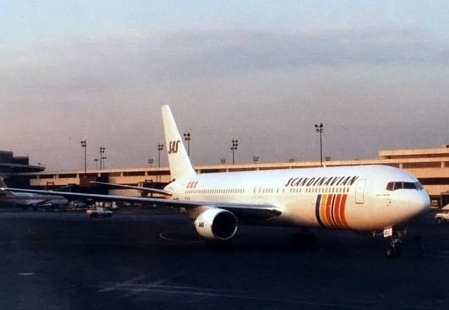 File:SAS 767-300 in New York from side.jpg