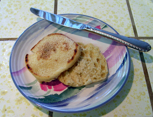 File:EnglishMuffinOnPlate wb.jpg