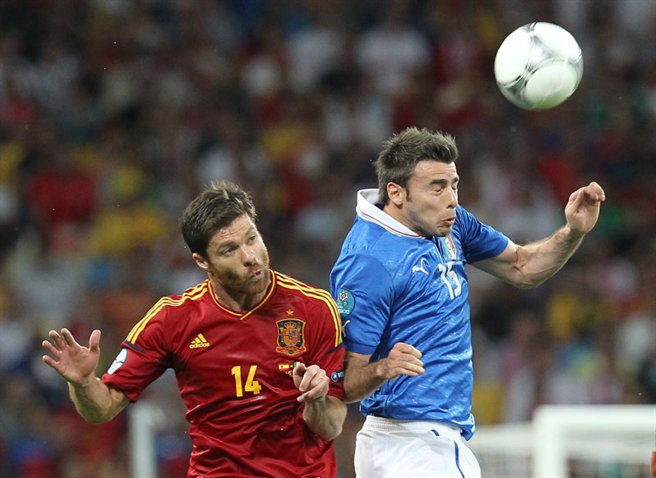 Файл:Xabi Alonso and Andrea Barzagli Euro 2012 final 01.jpg