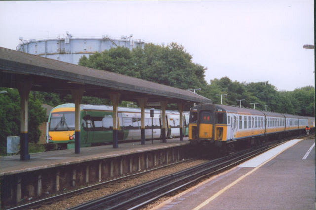 File:Oxted railway station 1.jpg