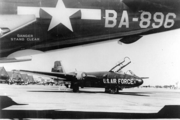 File:B-57b-3dbw-japan.jpg