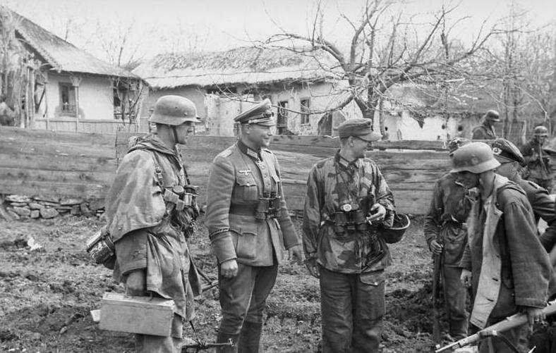 File:Bundesarchiv Bild 101I-711-0428-28A, Russland, Oberst Lorenz mit Soldaten.jpg