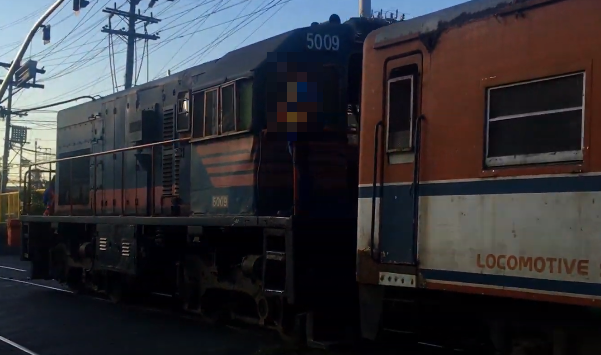 File:PNR DEL 5009 at Abad Santos Crossing.png