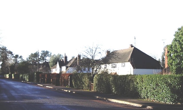 File:Old Compton Lane, Farnham - geograph.org.uk - 294946.jpg