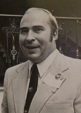 Archivo:R. Budd Dwyer (cropped).jpg