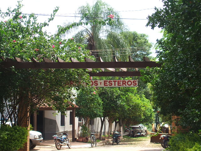 File:Entrada a la Plaza en Arroyos y Esteros.jpg