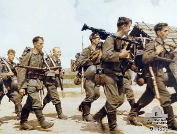 Файл:German soldiers marching in Russian summer.jpg