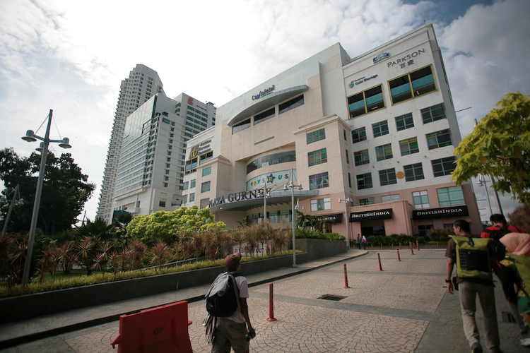 File:Gurney Plaza Exterior.jpg