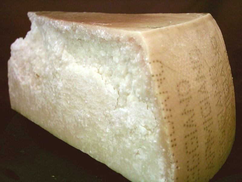 Файл:Parmigiano reggiano piece.jpg