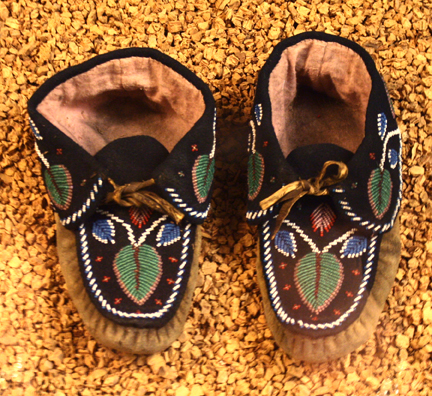 File:Penobscot moccasins ANMH.jpg