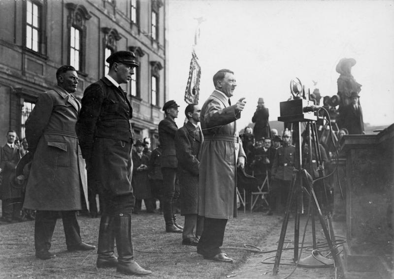 File:Bundesarchiv Bild 102-14271B, Reichspräsidentenwahl, Ansprache Adolf Hitler.jpg