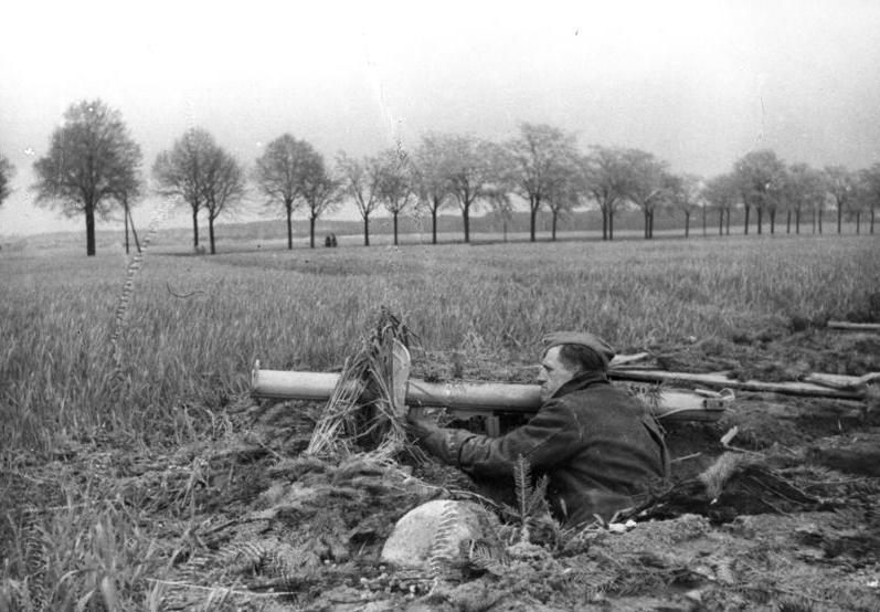 Archivo:Bundesarchiv Bild 146-1985-092-29, vor Berlin, Volkssturm mit Panzerabwehrwaffe.jpg