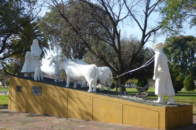 Archivo:Monumentos de Plaza Las Colonias.JPG