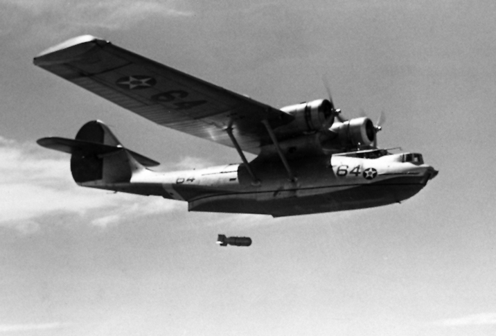 Archivo:PBY dropping depth charge.jpg