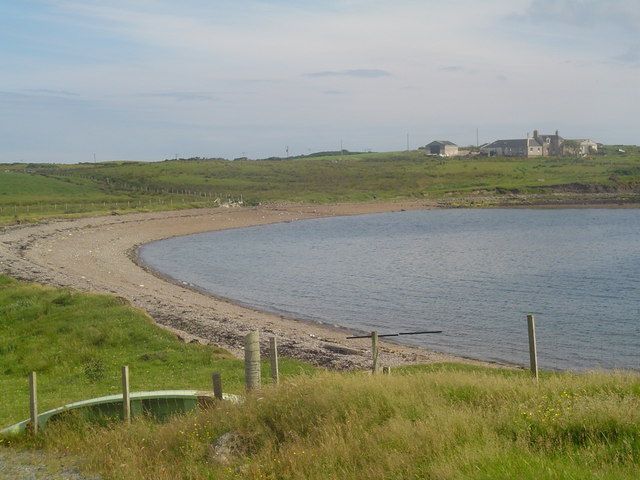 Archivo:Shingle Beach, Sandwick - geograph.org.uk - 206253.jpg