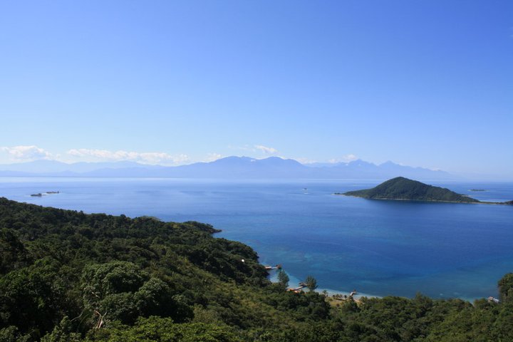 File:Cayos Cochinos Lighthouse view.jpg