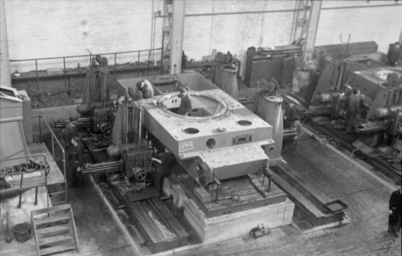 File:Bundesarchiv Bild 101I-635-3965-34, Panzerfabrik in Deutschland.jpg