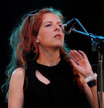 Archivo:Neko Case at All Points West (edit).jpg