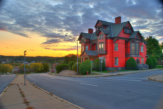 File:House in Amsterdam, NY.jpg