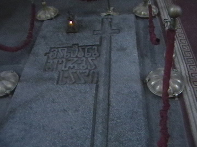 File:Svetitskhoveli, Tomb of Vakhtang I Gorgasali.jpg