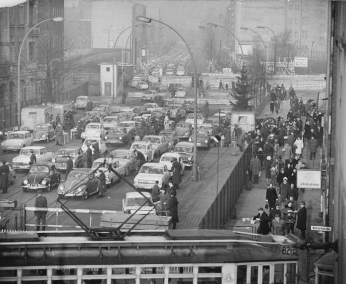 File:Bundesarchiv Bild 183-C0105-0002-001, Berlin, Grenzübergang Chausseestraße, West-Berliner Besucher.jpg